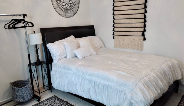 The Charming Unit (5 minutes from Airport)