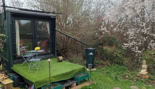 The Foxbox-Off Grid Leafy Bliss. Walking distance from Bath city centre and Uni