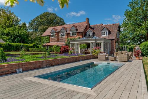 The Gate House Luxury Countryside with Pool - Pass the Keys