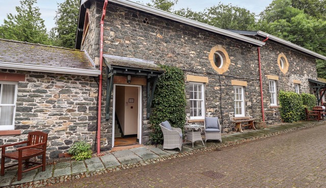 THE HAYLOFT, romantic, character holiday cottage in Keswick