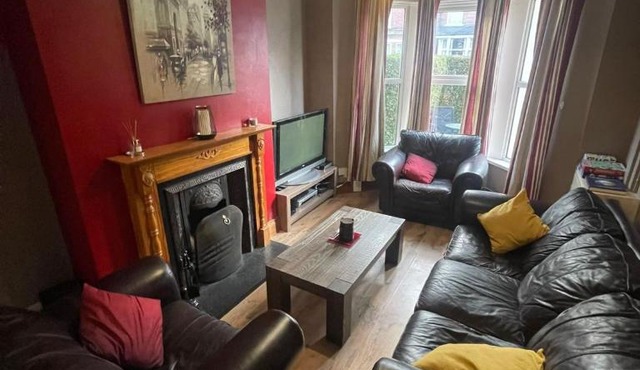 The Lagan Pad - 4-Bed Home with Free Parking Sleeps 9