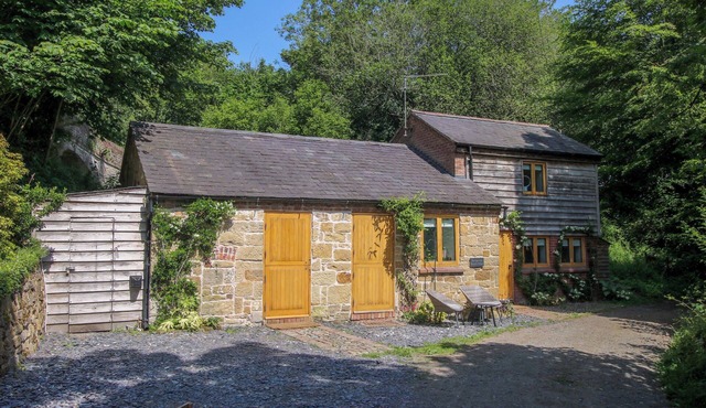 THE LIME KILN KEEPERS COTTAGE, pet friendly in Ellesmere