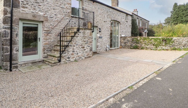 THE OLD SHIPPON, pet friendly, with a garden in Kirkby Lonsdale