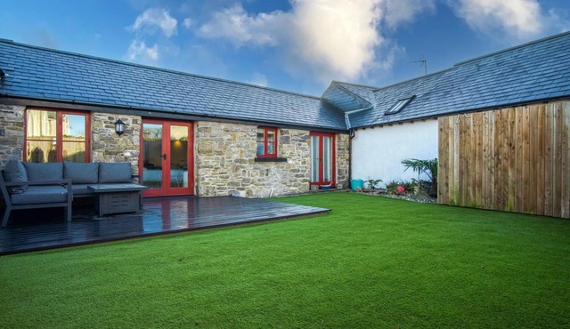 The Old Stables - 3 Bedroom Cottage - Angle