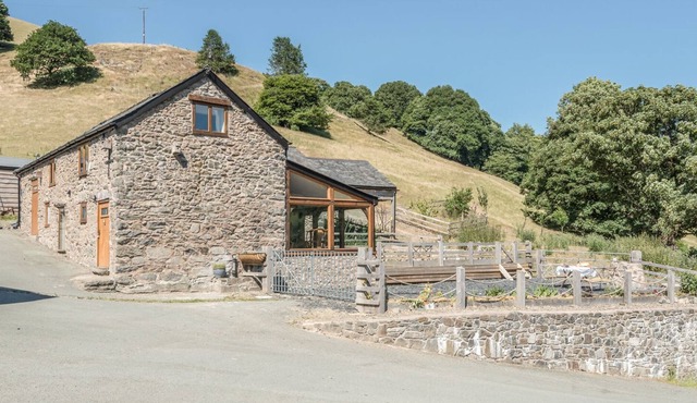 THE OWL HOUSE, pet friendly, with a garden in Llanfihangel