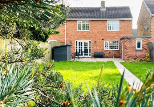 The Pine House - Sleeps 5 - Large Secure Garden - Dog Friendly - 8 min to Durham