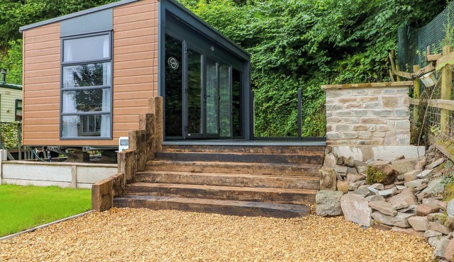 THE POD, romantic, country holiday cottage, with pool in Ferryside