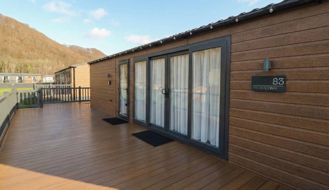 THE RIDGEWAY, pet friendly, with a garden in New Quay