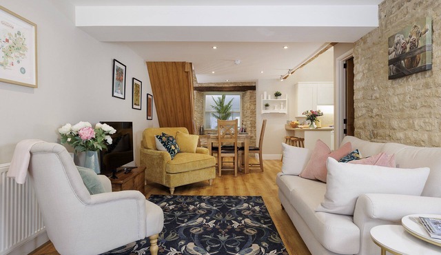 The Staircase - luxury dog friendly home in Stow on the Wold