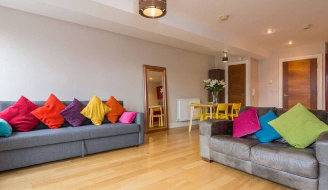 The Sunflower Central Belfast Apartment | Sleeps 4 | Steps from Cathedral Quarter