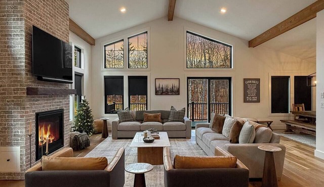 The Timberline | Mountain Luxury + Hot Tub