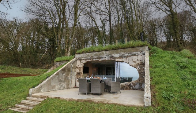 THE TRANSMITTER BUNKER, pet friendly, with open fire in Ringstead