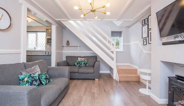 The Woolpack, Holiday Cottage Ivy Tower Village, St Florence, Sleeps 6, 3 bedrooms, bathrooms