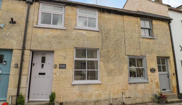 THIMBLE COTTAGE, pet friendly, with open fire in Winchcombe