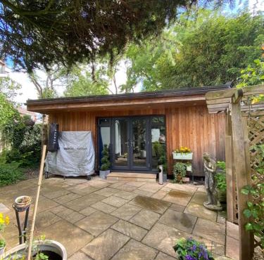 Thistle Lodge - Quiet Garden lodge with off road parking