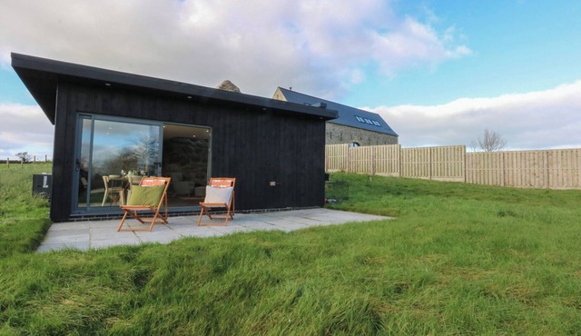 TITHE BARN LODGE, pet friendly, with a garden in Malltraeth