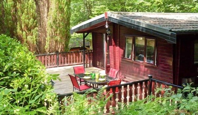 TOP LODGE, 4 SKIPTORY HOWE, pet friendly in Troutbeck Bridge