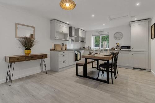 Tor Cottage -No Commercial Sign written Vehicles, Private Hot Tub , 2 Dogs Max,Fishing Nearby & Communal Swimming Pool ,Pool open May to September
