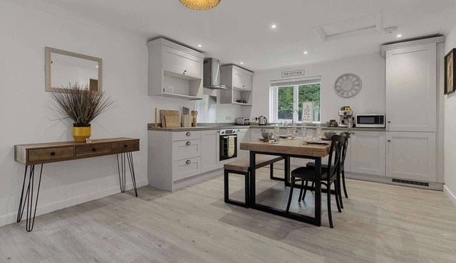 Tor Cottage -Private Hot Tub & Communal Swimming Pool with Fishing nearby
