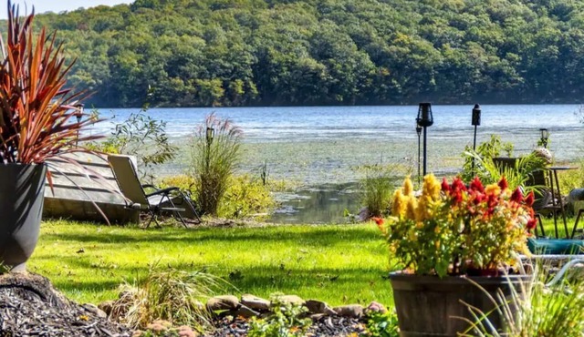 Tranquil Waterfront Retreat on Mombasha Lake