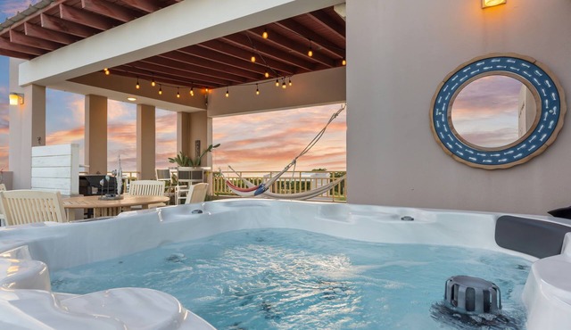 Tropical Sunset Penthouse Rooftop & Hot Tub