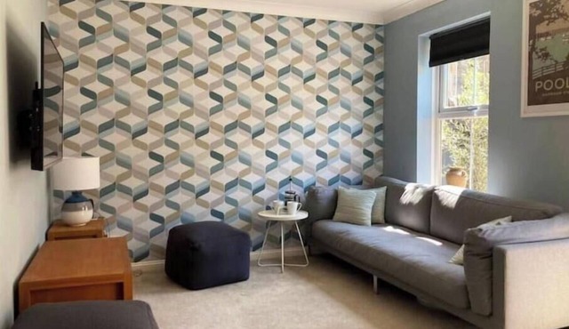 True Gem” 3-Bed Mews in Westbourne – Steps from Shops & Cafés close to Beach