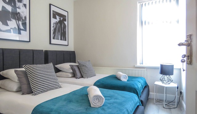 Tudors eSuites Birmingham Townhouse for Contractors