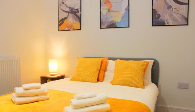 Two Bed Apartment - 20 minutes train into King Cross London - Perfect for families & contractors close to Royal Vet College & M25 Free Parking