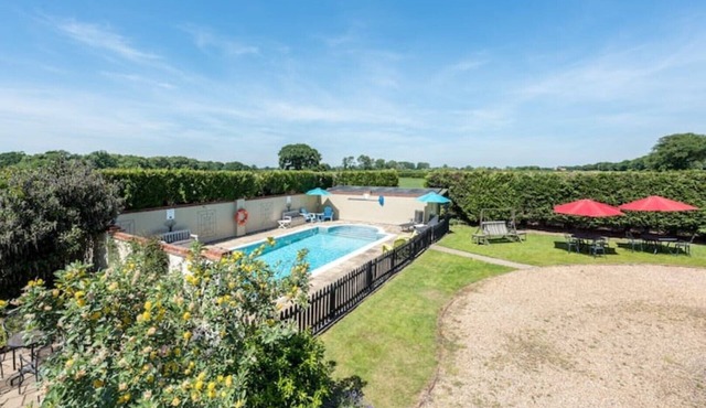 Two Bed Cottage - Shared Pool