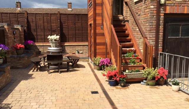 Two Bed Ornate cottage/apartment near centre of Tring