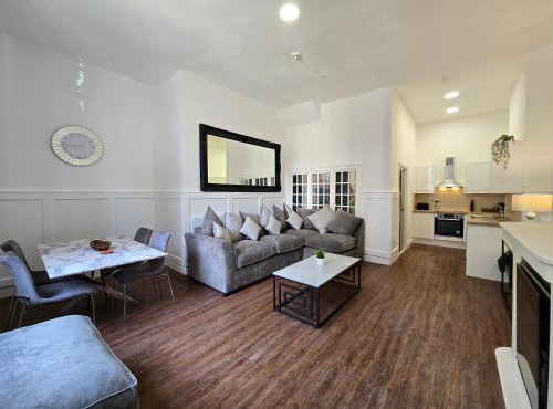 Two bedroom flat in Cardiff Bay with roof terrace