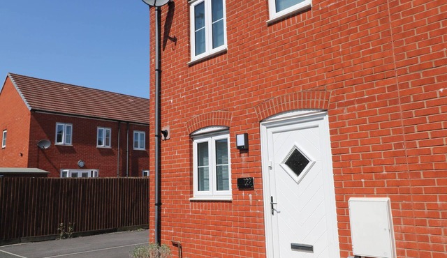 TY BACH TWT LLANELLI, pet friendly, with a garden in Llanelli