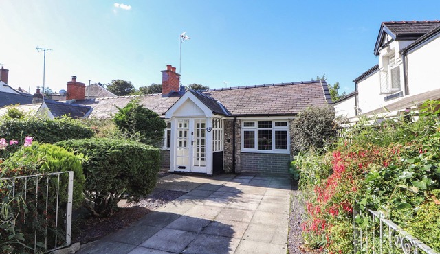 TY CERRIG, pet friendly, with a garden in Dyserth