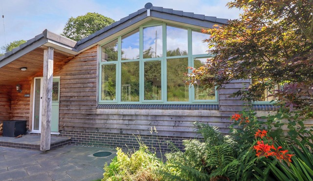 TY ISAF, pet friendly, with open fire in Llanfair Caereinion