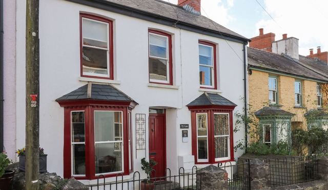 TY LEN, pet friendly, character holiday cottage in St Davids