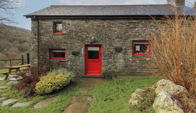TY TARW, pet friendly, character holiday cottage in Llanybydder