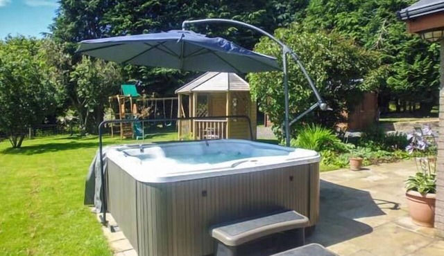 TYNDDOL BUNGALOW, family friendly, with hot tub in Llanbadarn Fynydd