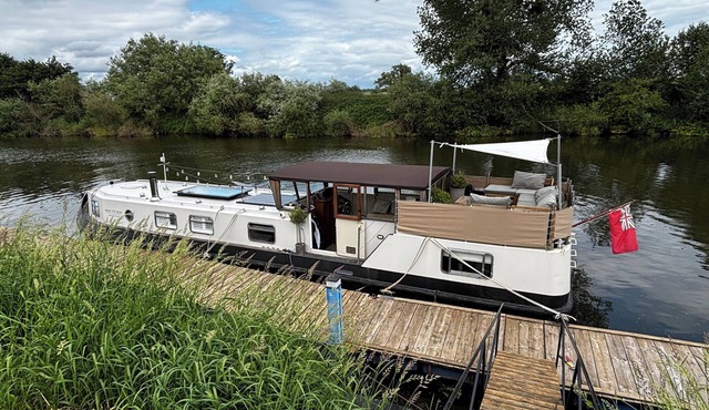 Unique 2 Bed Waterside Retreat, Pet Friendly