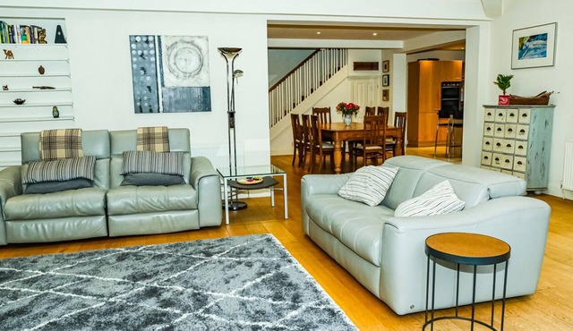 Unique open plan family home with garden, short walk to the Thames river