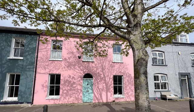 Unique Townhouse with Large Garden down to the Sea
