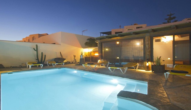 V PRINCESA, home with heated swimming pool, BBQ and free WIFI