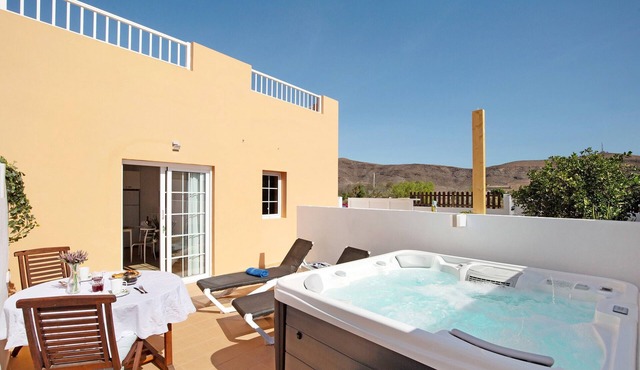 Vacation Apartment 'El Naranjo Con Jacuzzi' with Private Terrace, Private Garden and Wi-Fi