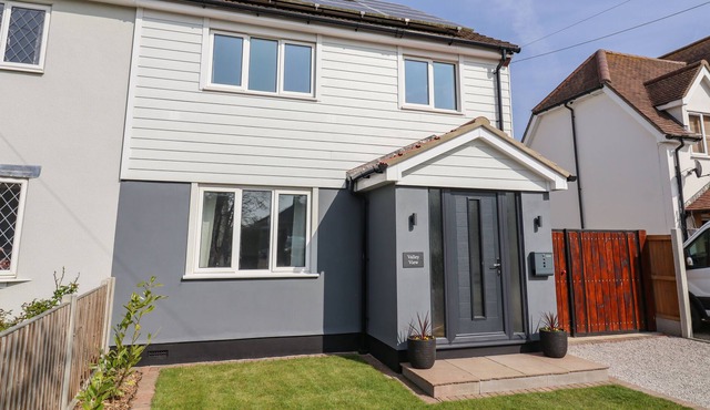 VALLEY VIEW, pet friendly, with hot tub in Pebmarsh