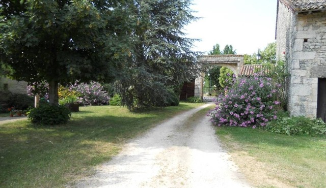 Very QUIET SINGLE-STORY VACATION RENTAL, 35 min from FUTUROSCOPE