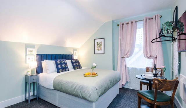 Victoria Park Studio 8 with Private Off-suite Shower Room down a flight of stairs from the main room, Free Parking, Free Netflix, Prime & DisneyPlus