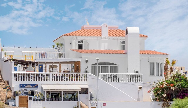 Villa Barry - Spacious Villa, Sea Views, Swimming Pool, Private Bar