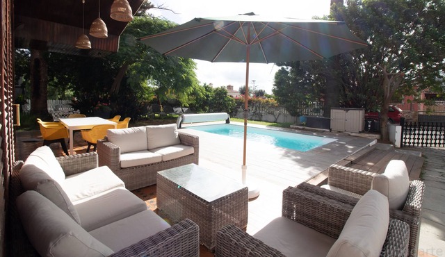 Villa with garden and private pool, barbecue and outdoor dining area