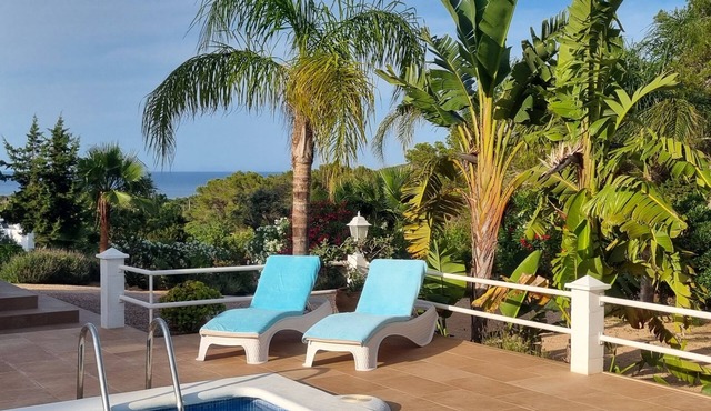 Villa with pool and barbecue near the beach