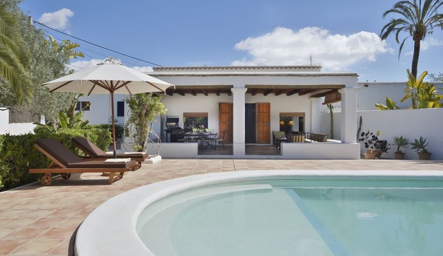 Villa With Private Pool & Garden, 5 minutes walk to the Beach
