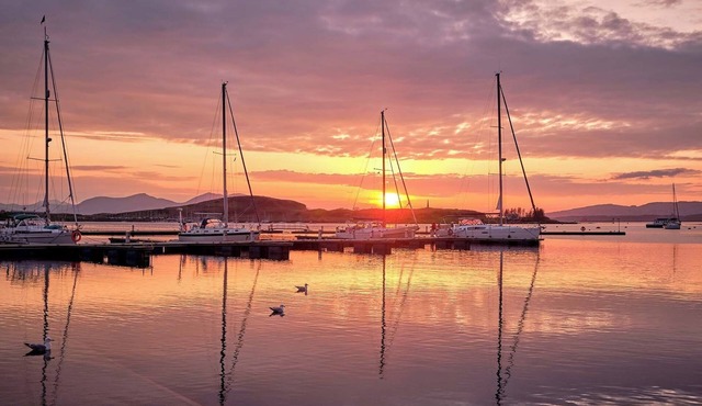 Wake to Bay Views: Stylish Stay Near Ferries & Cultural Gems l With Breakfast